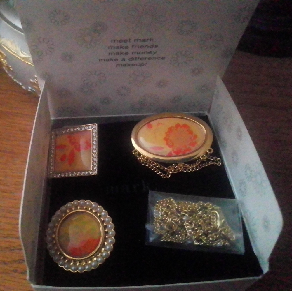 MARK. Jewelry by AVON VTG set with original box